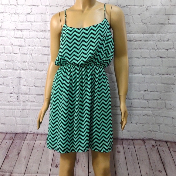 miami Dresses & Skirts - Women's Miami size Large black & mint green Chevron print sleeveless dress